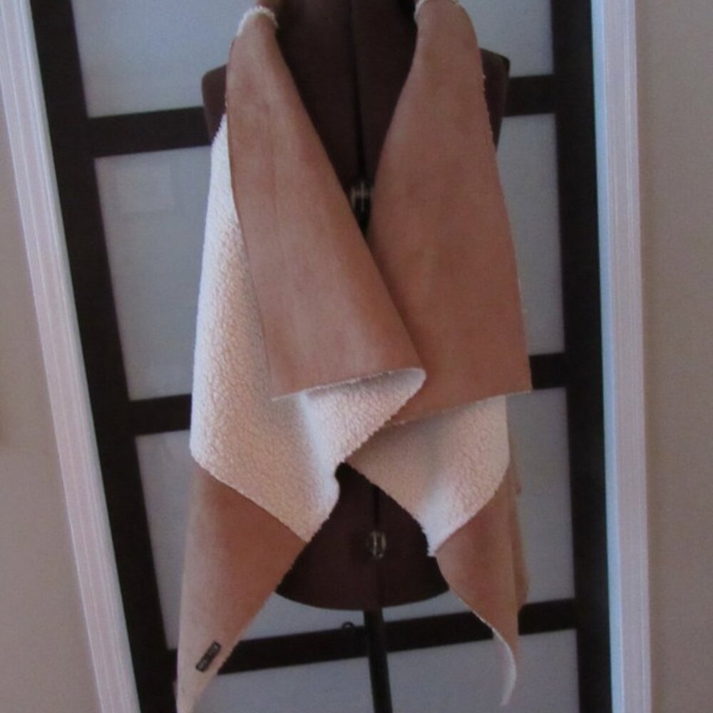 Women's Ellie Kate Faux Shearling Vest. Size Med. Tan/White